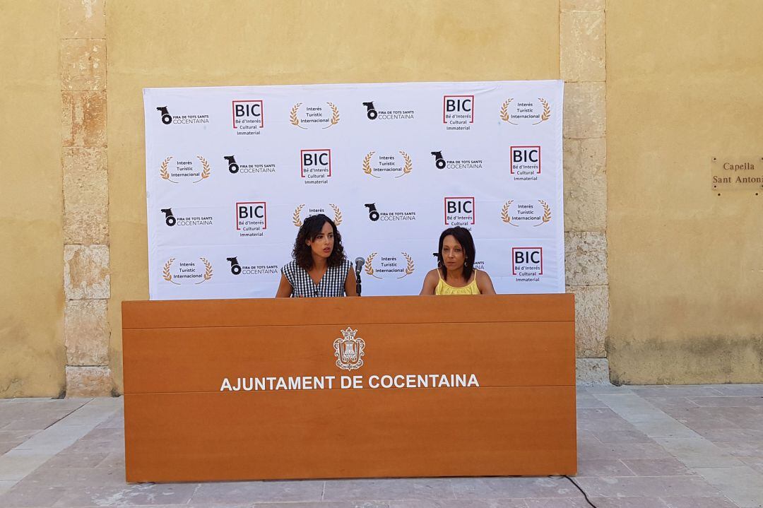 La alcaldesa de Cocentaina, Mireia Estepa, y la concejal de Fira, Eugenia Miguel, en la rueda de prensa para explicar la actualidad de la Fira en el patio del Palau Comtal