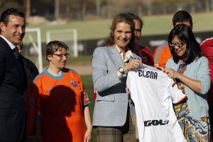 GRA100. PATERNA (VALENCIA), 09/01/2015.- La directora de Proyectos de la Fundación Mapfre, Elena de Borbón (c), la presidenta del consejo administración del Valencia CF, Layhoon Chan (d), y el presidente ejecutivo del Valencia, Amadeo Salvo (i), han presenciado hoy un entrenamiento del equipo de personas con discapacidad intelectual del programa de fútbol adaptado. EFE/Kai Försterling