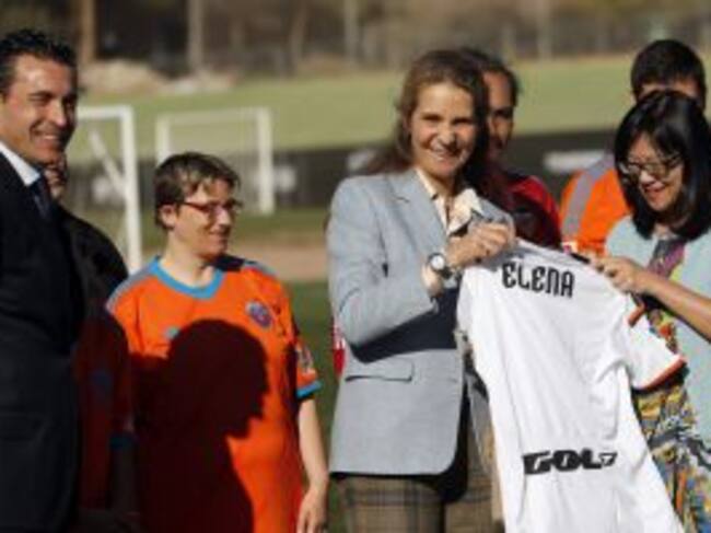 GRA100. PATERNA (VALENCIA), 09/01/2015.- La directora de Proyectos de la Fundación Mapfre, Elena de Borbón (c), la presidenta del consejo administración del Valencia CF, Layhoon Chan (d), y el presidente ejecutivo del Valencia, Amadeo Salvo (i), han presenciado hoy un entrenamiento del equipo de personas con discapacidad intelectual del programa de fútbol adaptado. EFE/Kai Försterling