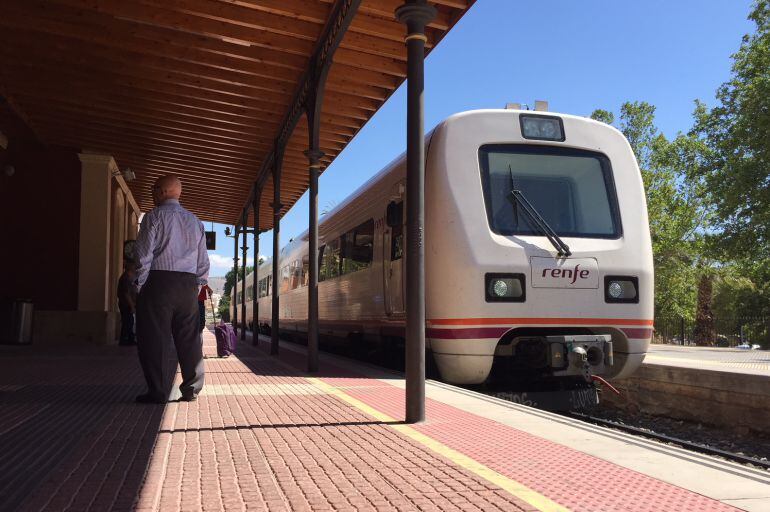 Tren de Cercanías a su entrada a la estación de Lorca-Sutullena