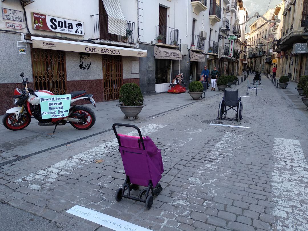 A lo largo de la céntrica calle Doctor Muñoz se colocaron sillas de ruedas, carritos y demas elementos con frases alusivas a los problemas de la discapacidad