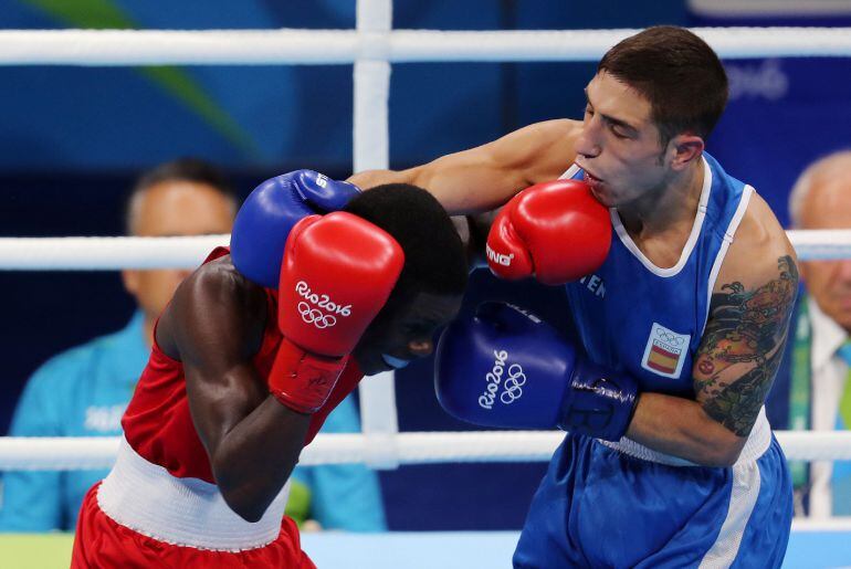 Samuel Carmona, durante el combate ante el colombiano Yuberjen Martínez