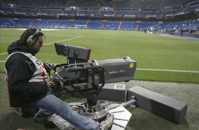 Un cámara de televisión en el estadio Santiago Bernabéu / EFE