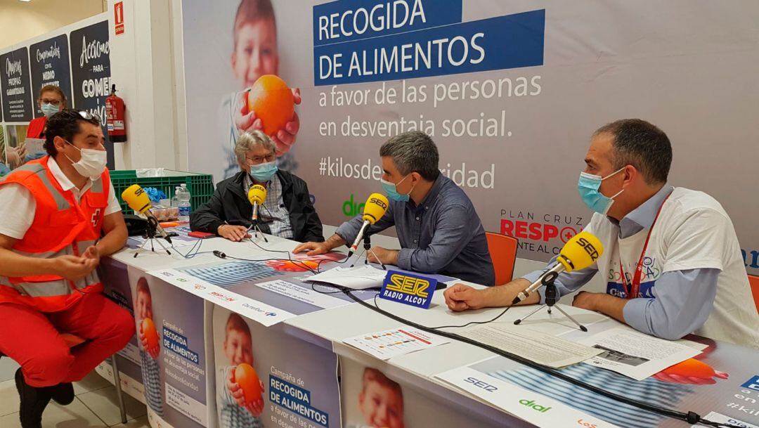 Un instante del programa especial que Radio Alcoy dedicó a esta iniciativa solidaria