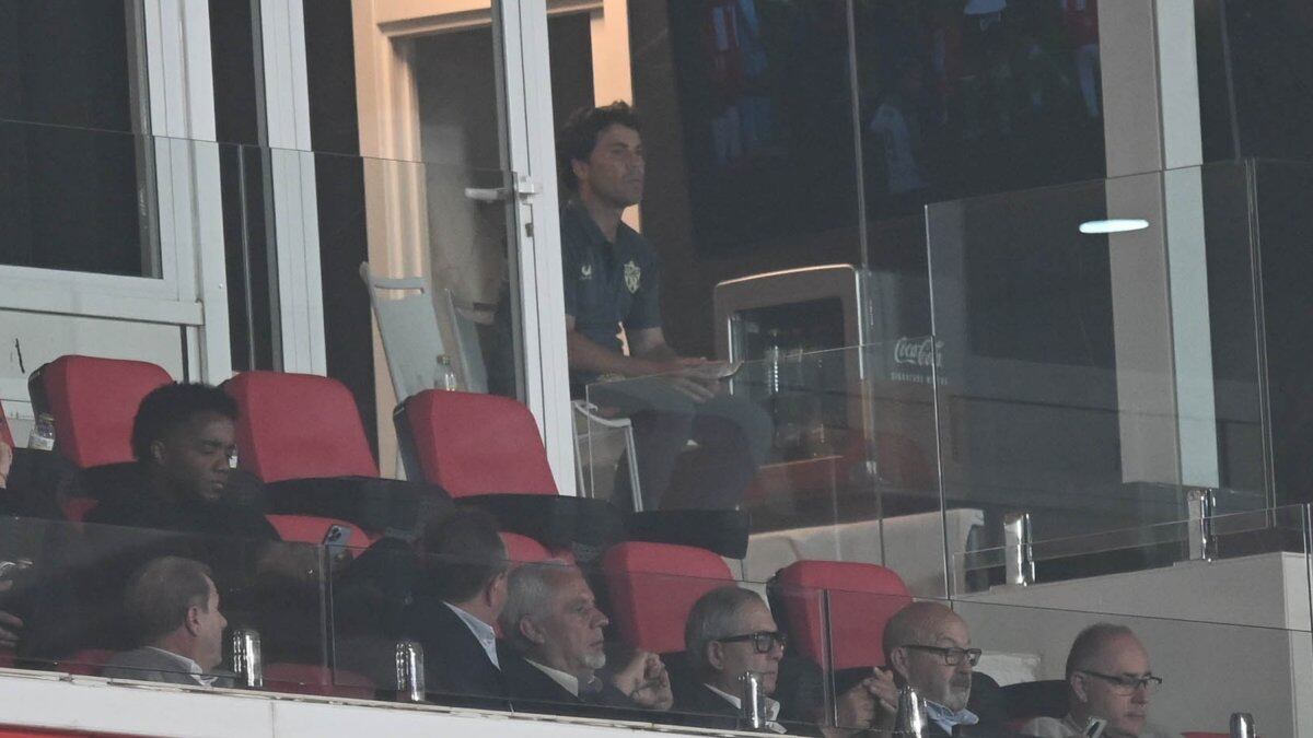 Rubi siguiendo el choque desde un palco VIP. Está sancionado también para la visita a Miranda de Ebro.