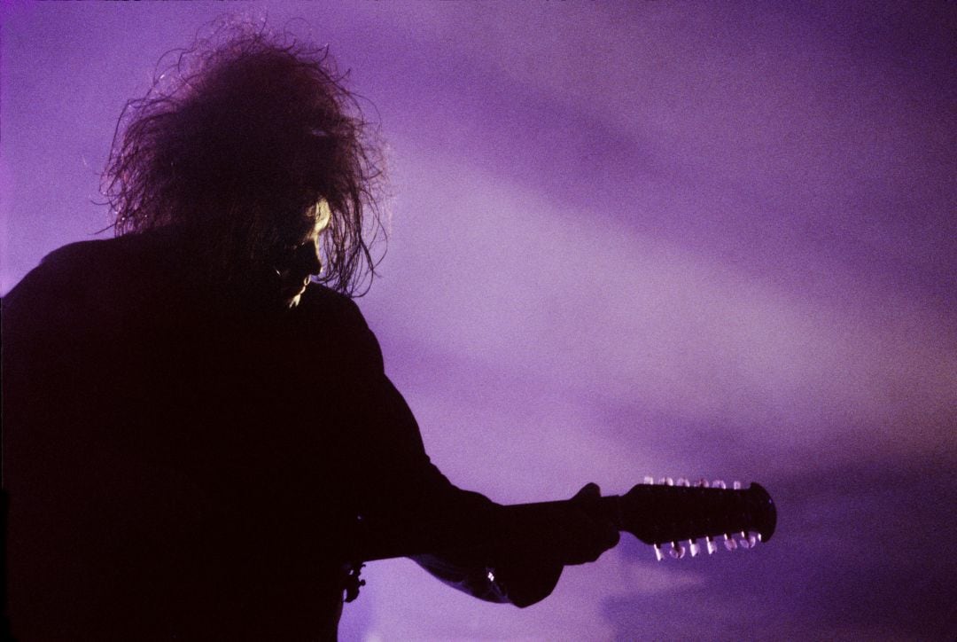 Robert Smith durante un concierto de los Cure en 1989