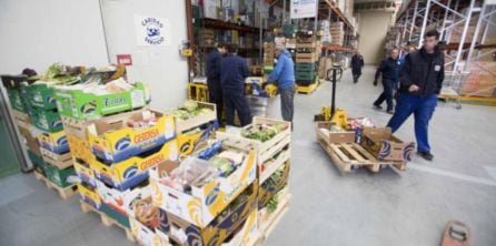 Voluntarios en un banco de alimentos