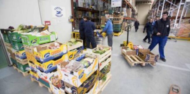 Voluntarios en un banco de alimentos