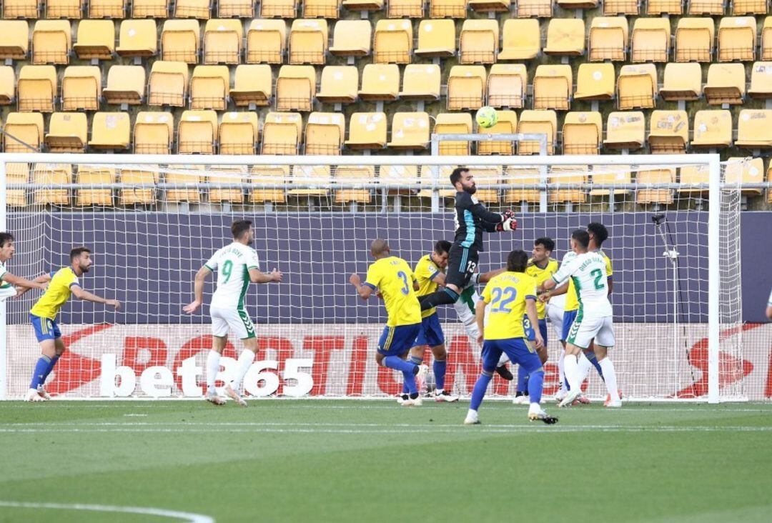 David Gil intenta hacerse con un balón centrado por un jugador del Elche.