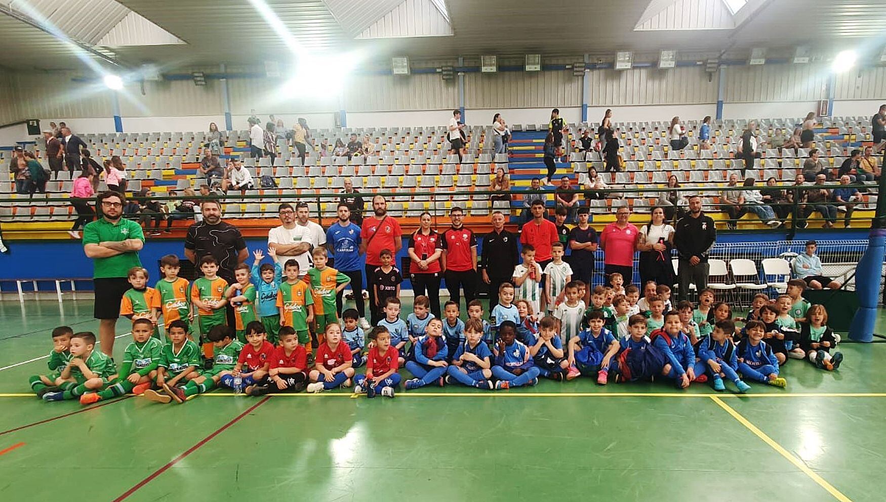 Foto de familia de la jornada bebé organizada por la RFAF