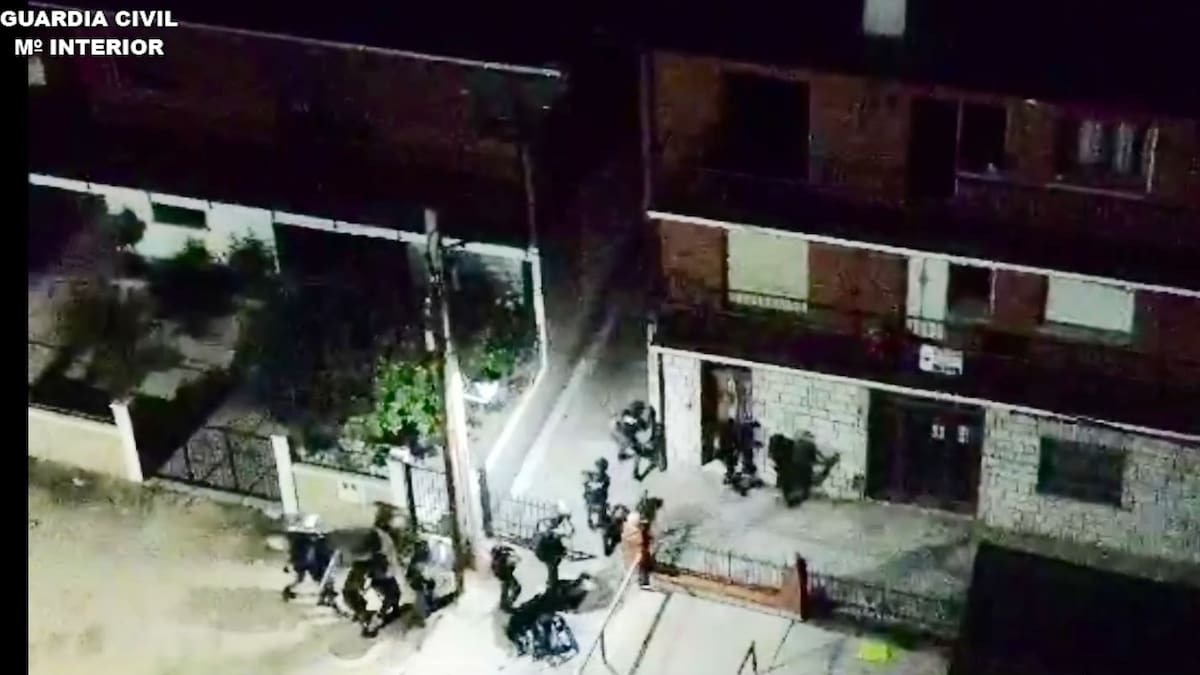 Le piden que baje el volumen de la música y responde arrojando un televisor y una bombona de gas por el balcón