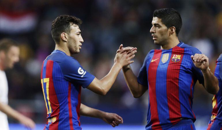 Munir celebra amb Luis Suárez el primer gol contra el Leicester 