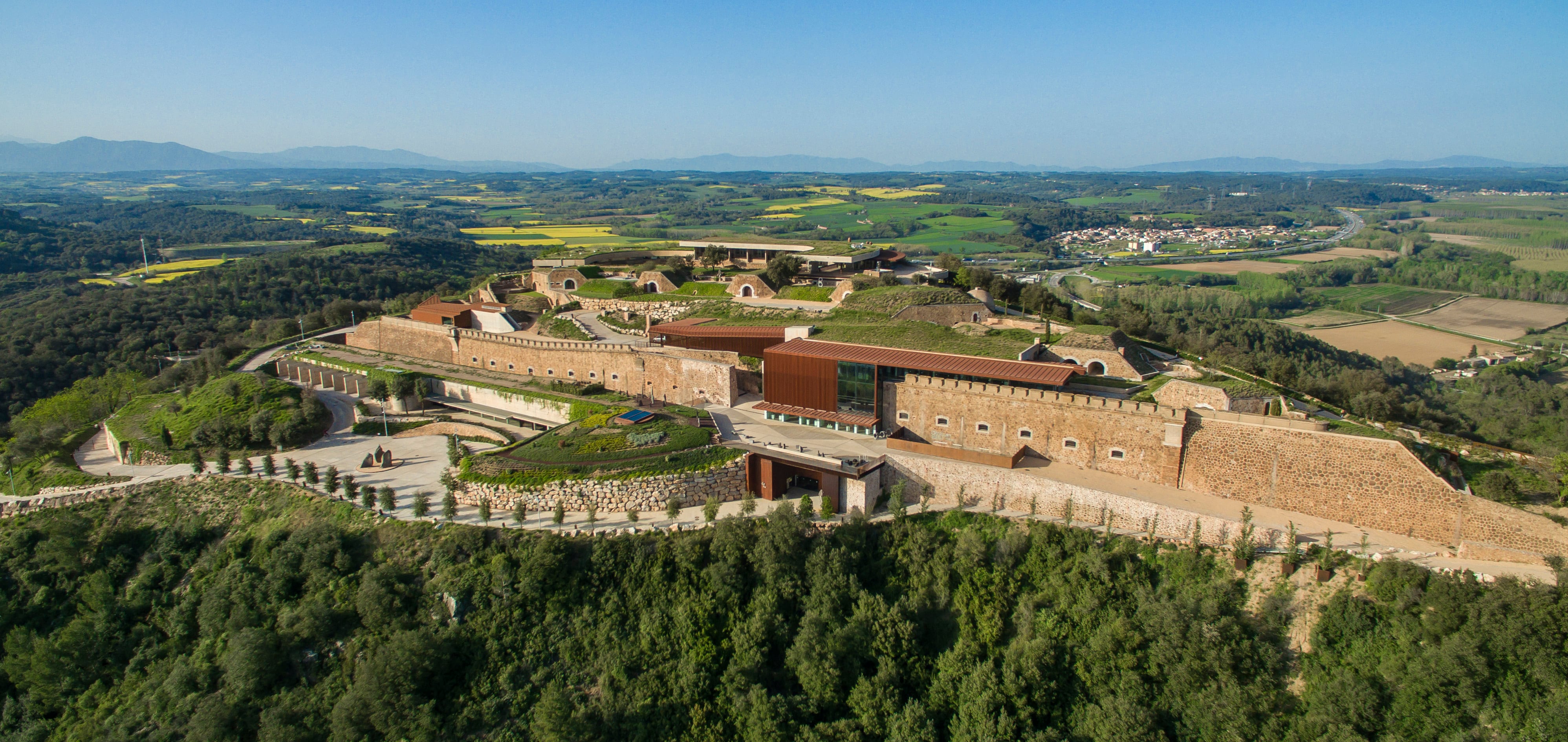 Vista panorámica de la antigua fortaleza que alberga el nuevo proyecto de los hermanos Roca.