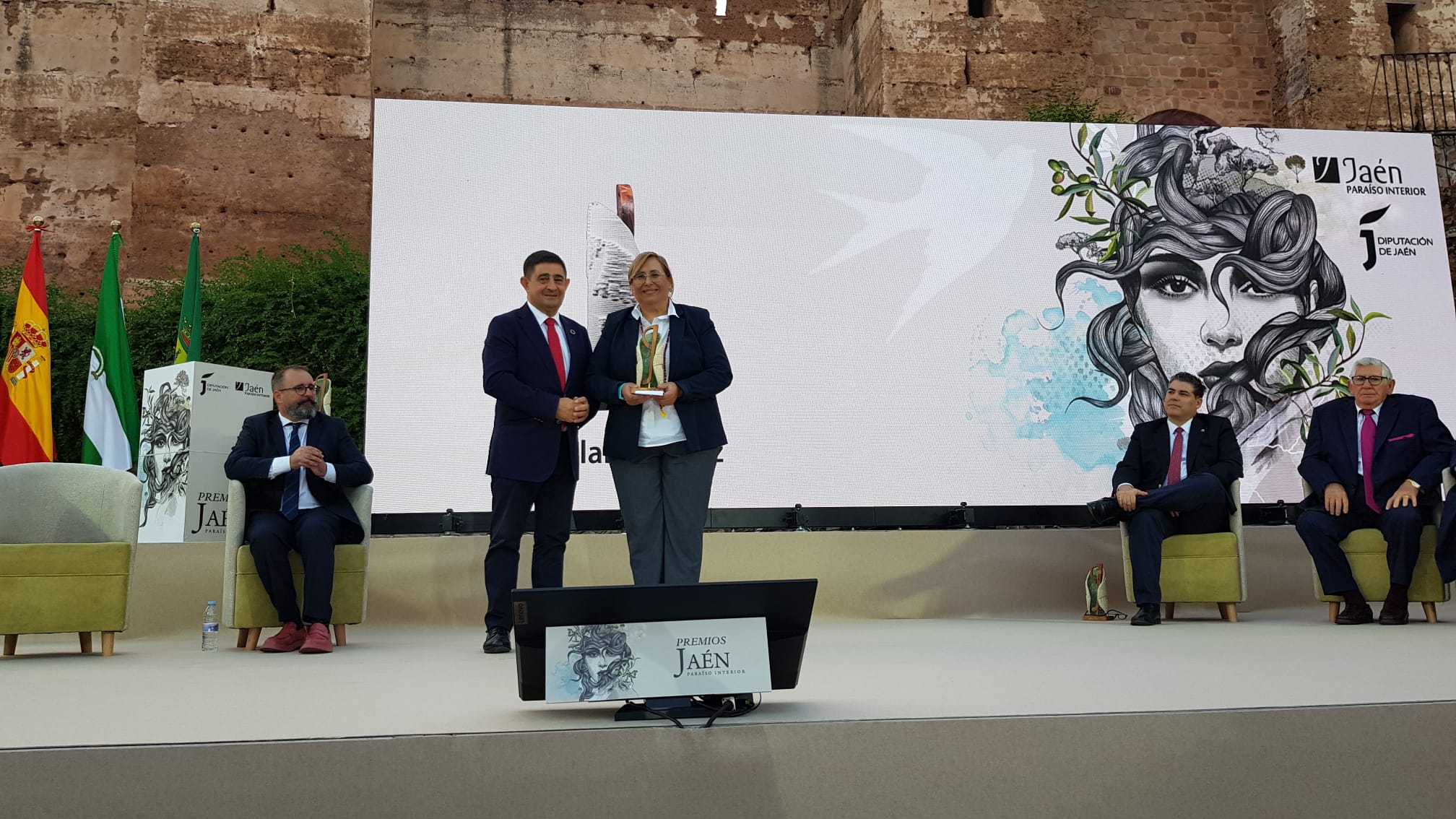 La representante de la empresa Orellana Perdiz, Pilar Orellana, recibe el premio