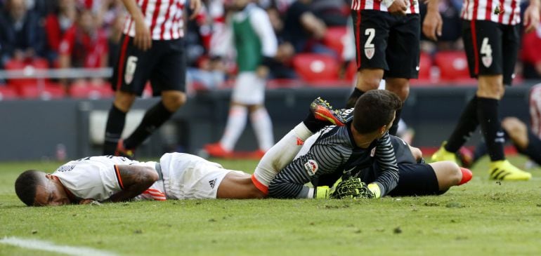 GRA335. BILBAO, 18092016.- El portero del Athletic Club Kepa Arrizabalaga (d) junto al delantero del Valencia Rodrigo Moreno en un momento del partido correspondiente a la cuarta jornada de liga Santander disputado en San Mamés. EFELUIS TEJIDO