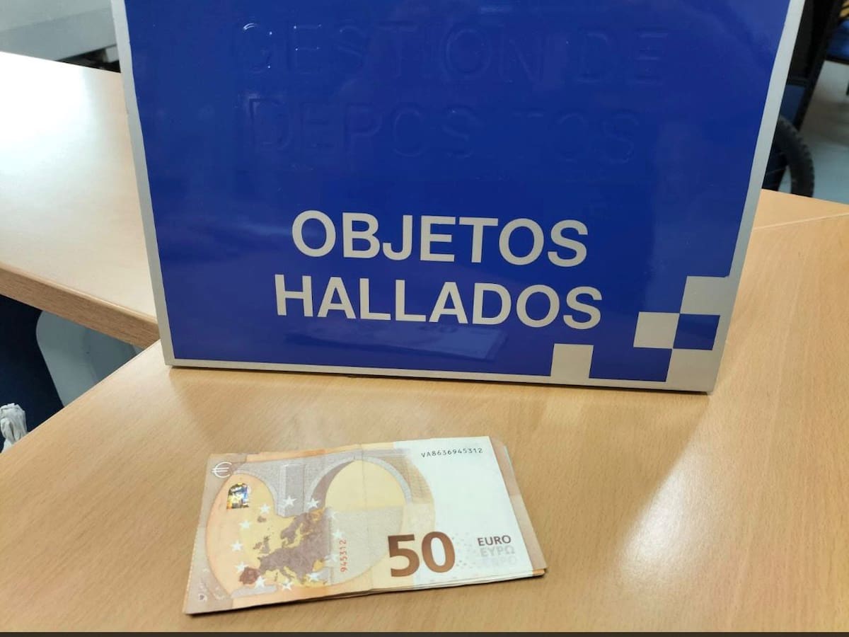 Devuelven un fajo de billetes sueltos de 50 euros encontrados junto a un cajero automático