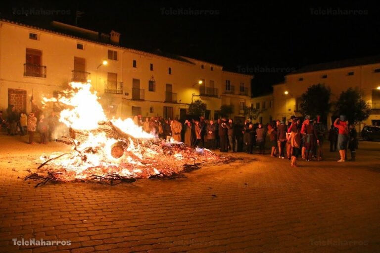 Hoguera de las fiestas de San Blás en Torrejoncillo del Rey en el año 2016.