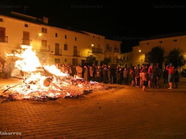Hoguera de las fiestas de San Blás en Torrejoncillo del Rey en el año 2016.
