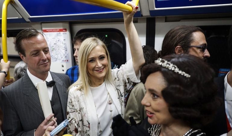 La presidenta de la Comunidad de Madrid, Cristina Cifuentes (2i), en el interior de un vagón durante el acto de conmemoración del centenario del comienzo de las obras de Metro de Madrid.