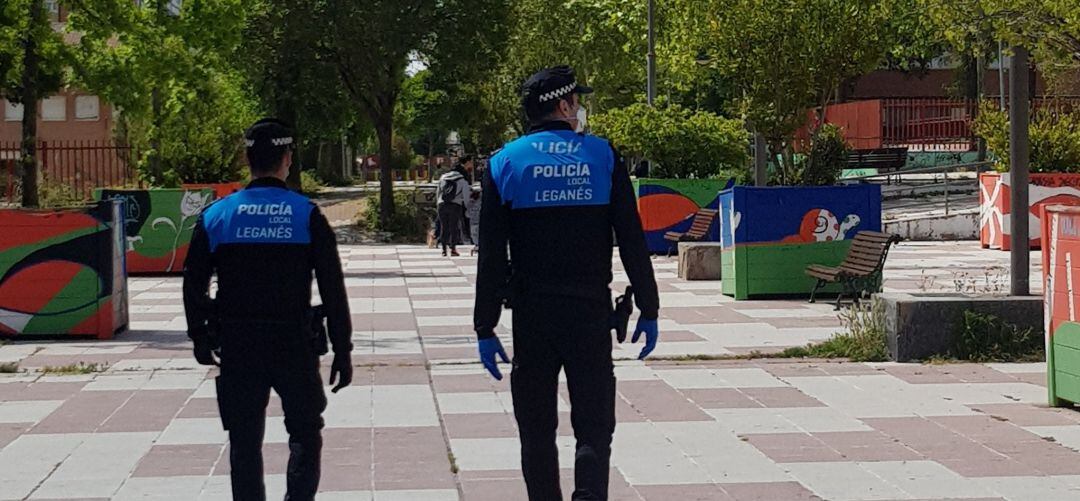 Dos agentes de la Policía Local de Leganés patrullan por una de las calles del municipio