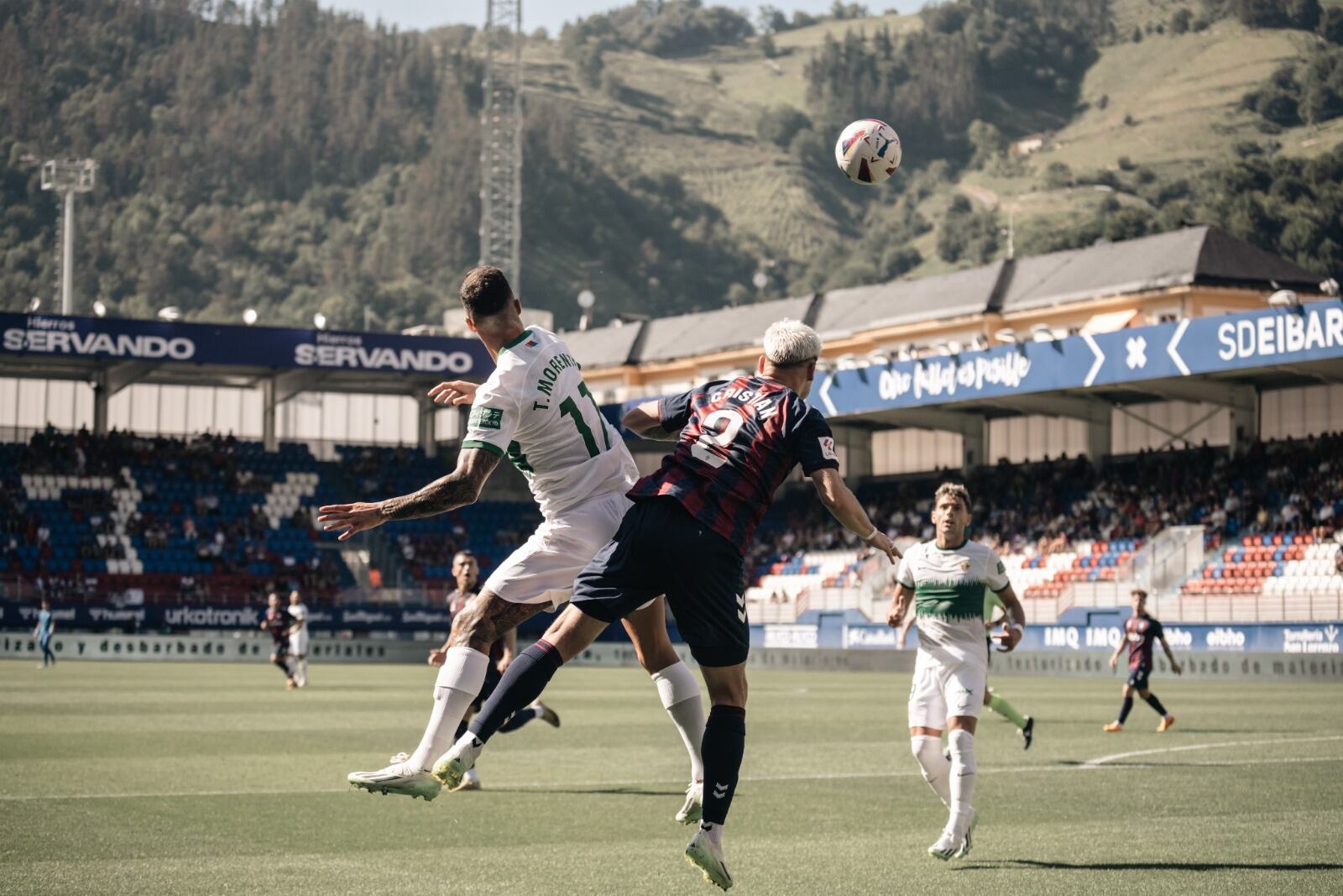 Un momento del Eibar-Elche disputado en el estadio de Ipurúa