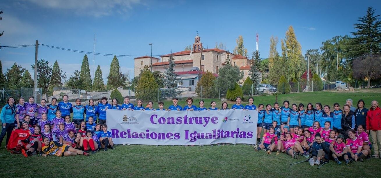 Foto de familia de todas las jugadoras participantes con el mensaje de igualdad de género