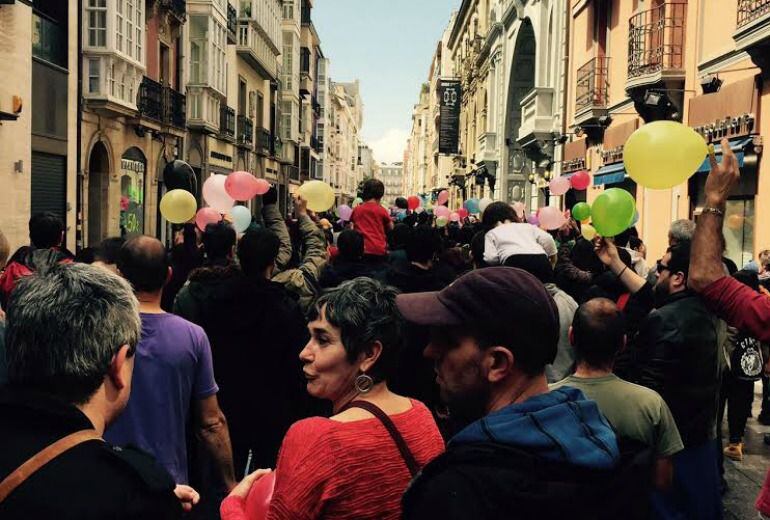 Globos de todos los colores en la &#039;kalegira&#039; de Gora Gasteiz a su paso por la calle San Prudencio 