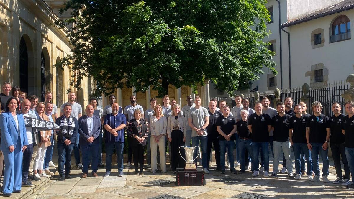 Una Copa de Europa junto al árbol de Gernika