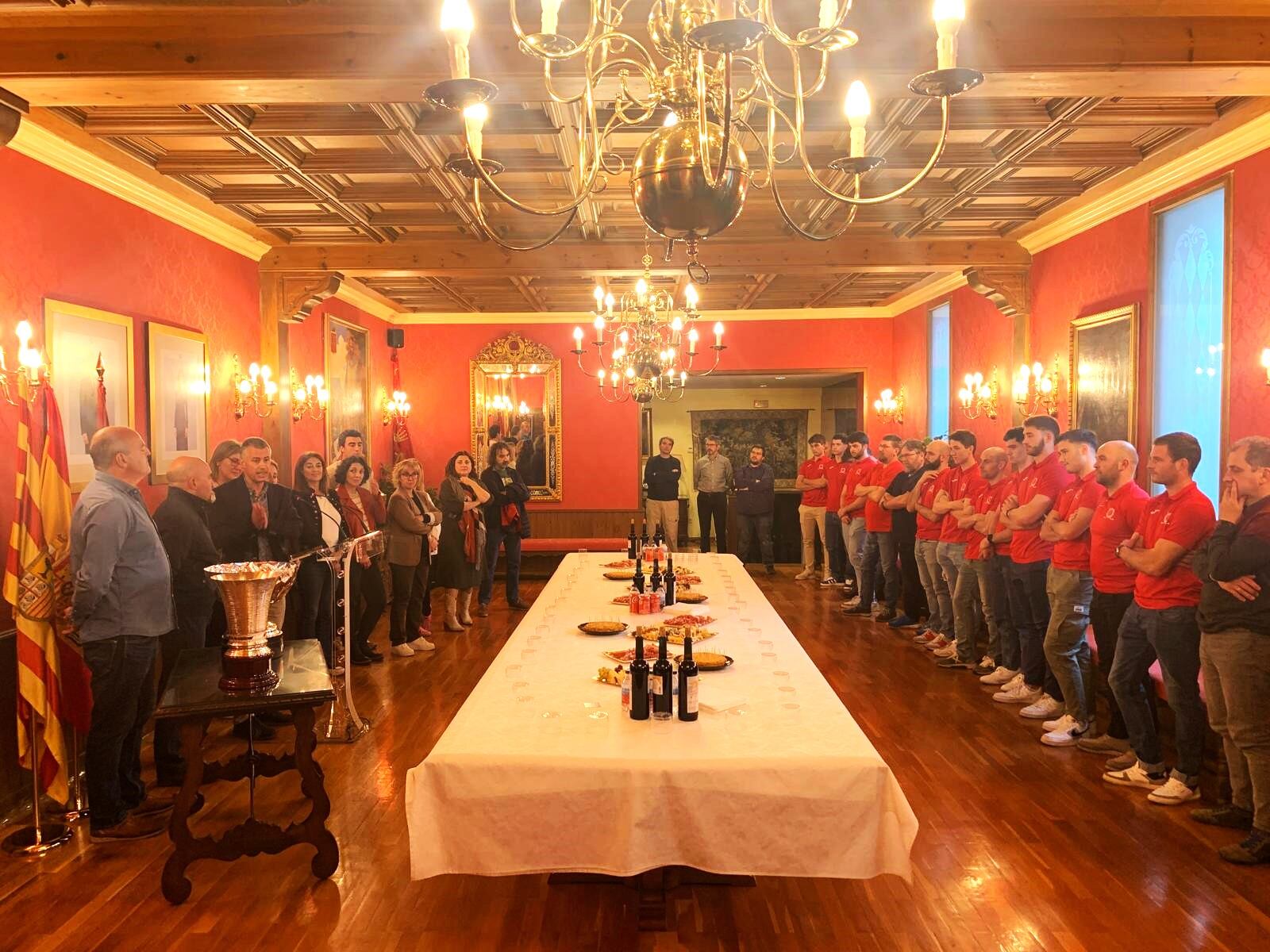 El Ayuntamiento rinde homenaje a los campeones del Club de Hielo Jaca