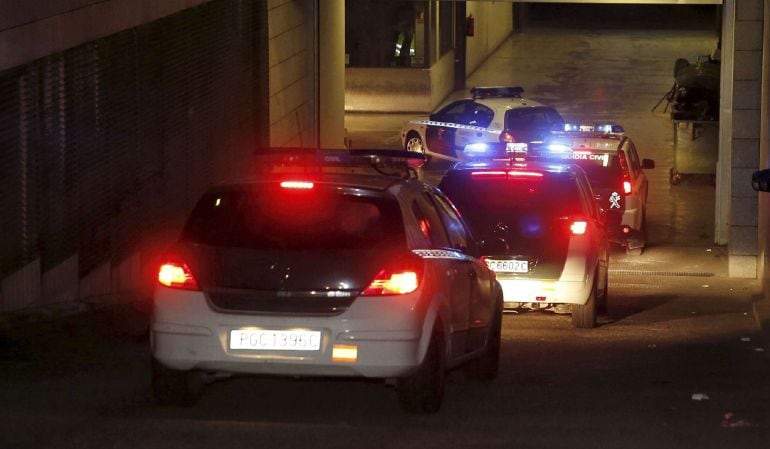 Varios coches de la Guardia Civil llegan esta tarde a la Ciudad de la Justicia de Valencia, donde el juzgado que investiga una supuesta trama de corrupción desde la empresa pública Imelsa toma declaración a varios de los venticuatro detenidos, entre ellos