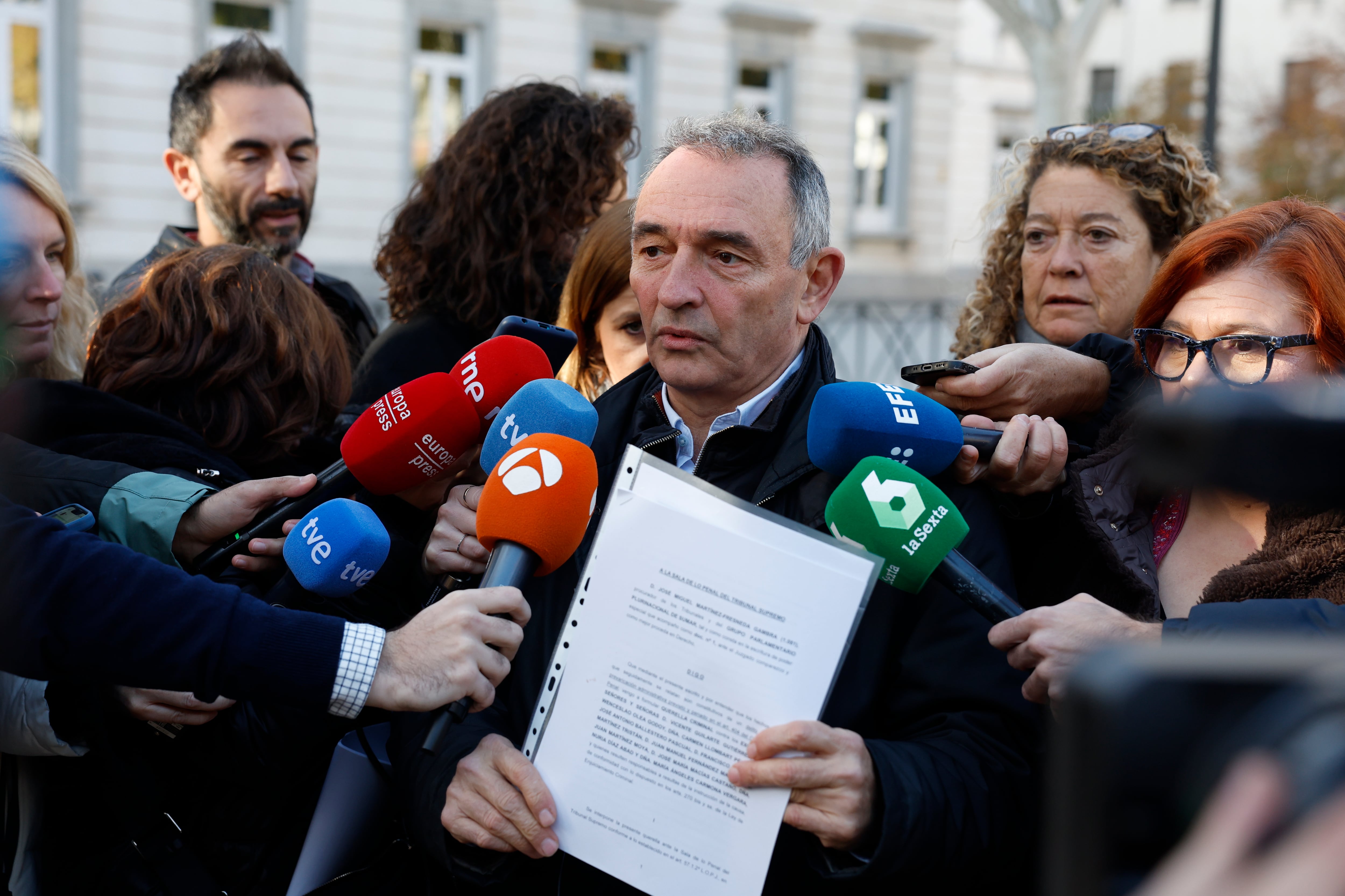 MADRID, 24/11/2023.- El diputado de Sumar Enrique Santiago presenta querella, en nombre de la coalición de partidos, contra presidente y vocales del Consejo General del Poder Judicial por la declaración sobre la amnistía, este viernes, ante el Tribunal Supremo en Madrid. EFE/ Juan Carlos Hidalgo
