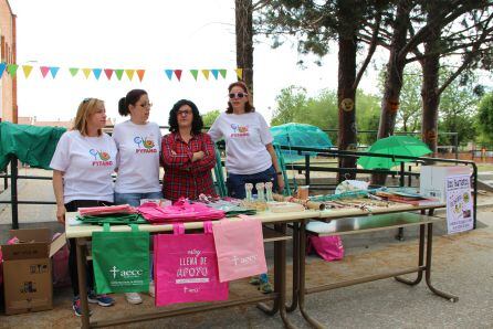 Varias madres participan en el mercadillo solidario del CEIP San Gil