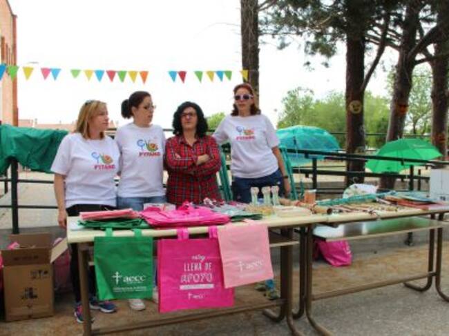 Varias madres participan en el mercadillo solidario del CEIP San Gil