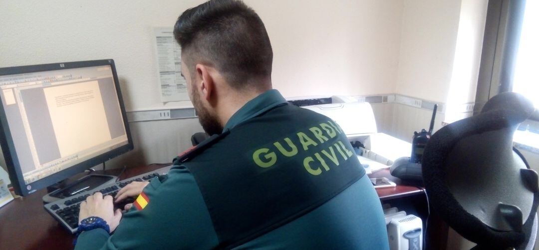 Un agente de la Guardia Civil durante la investigación.