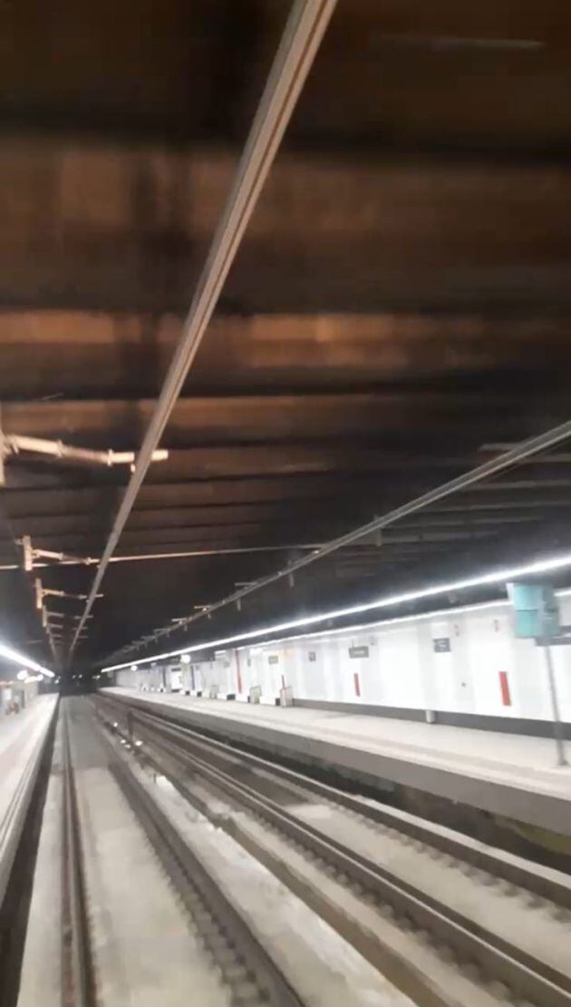 Adif finaliza la instalación de la catenaria rígida en el túnel del Cabanyal en València