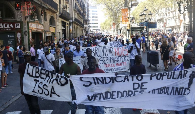 Manifestació de manters pels carrers centrals de Barcelona, l'11 d'agost de 2016.