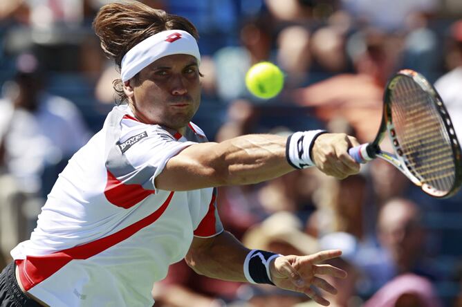 David Ferrer ejecuta un golpe de revés en su partido de primera ronda frente a Anderson