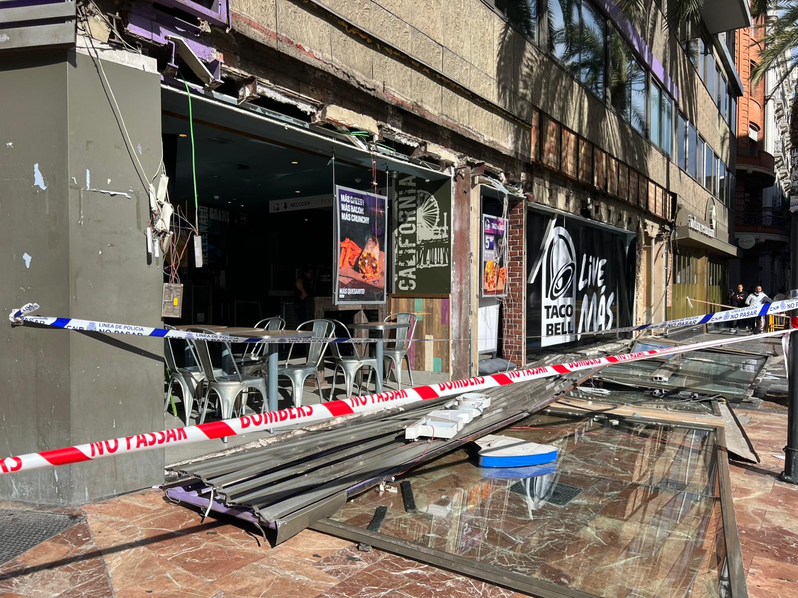 Caída cartel en la plaza del Ayuntamiento de València