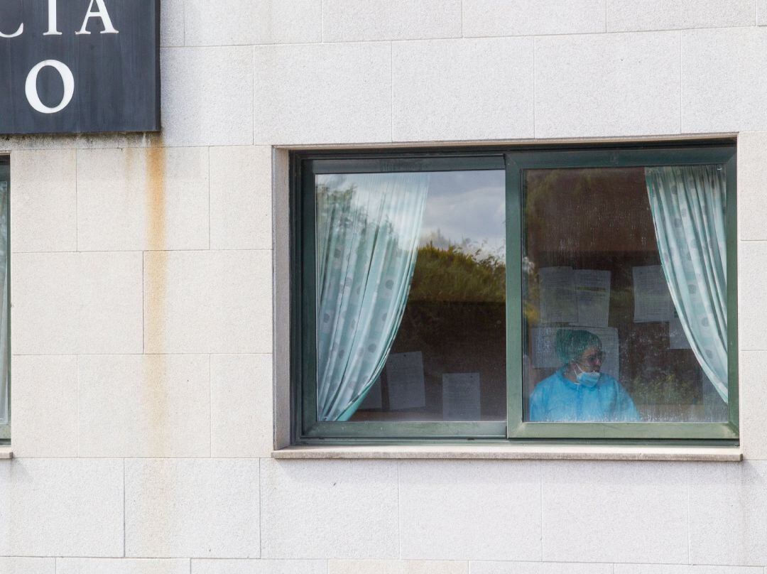 Una sanitaria en una ventana una residencia de ancianos.