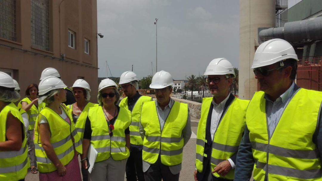 Jua Pedro Yllanes, Susana Mora, Maite Salord i els batles de Menorca van inspeccionar les obres per a reduir la contaminació de la central del port de Maó.