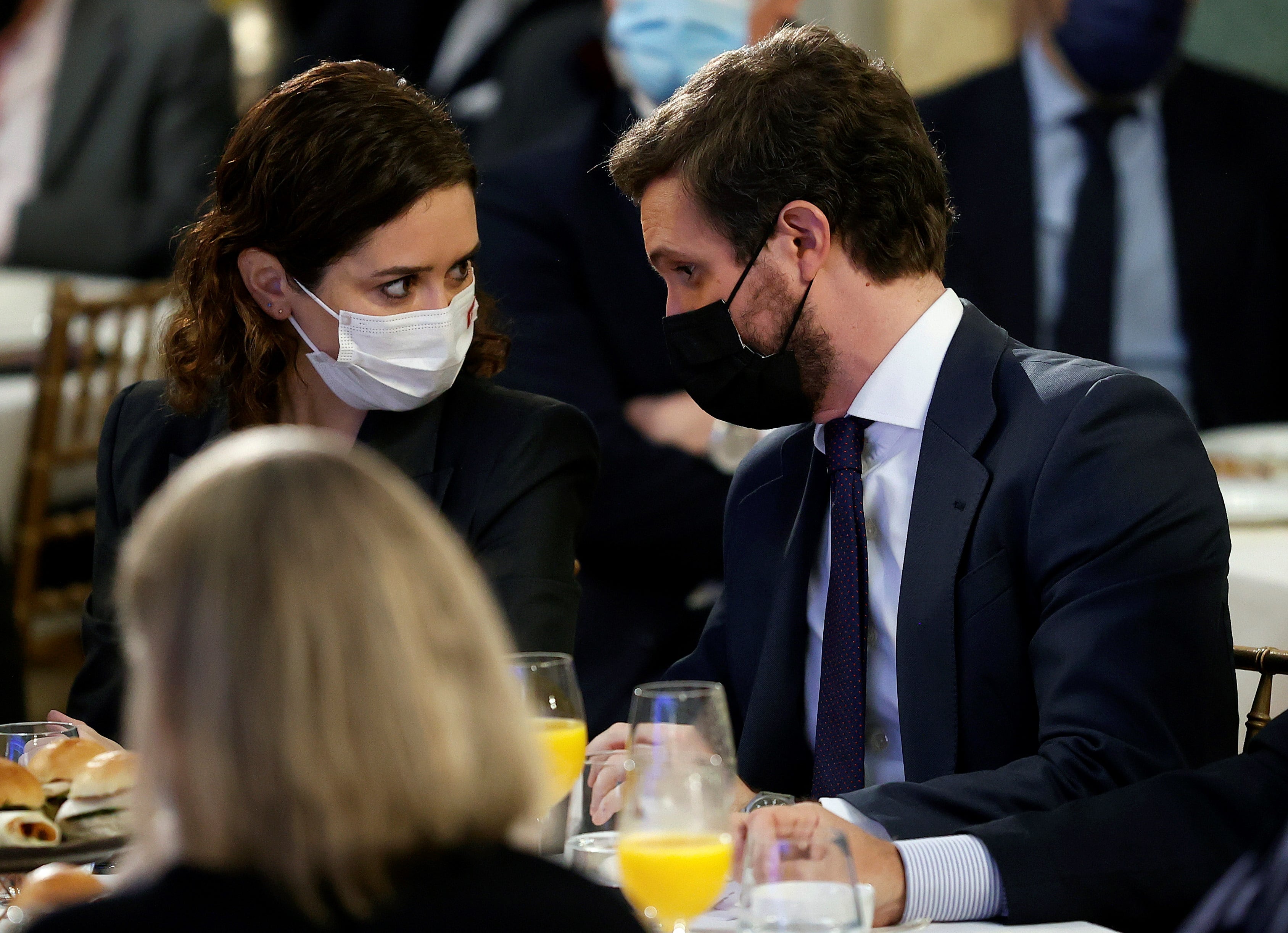 El líder del PP, Pablo Casado (d) conversa con la presidenta de la Comunidad de Madrid, Isabel Díaz Ayuso (i) durante el desayuno informativo del Foro de la Nueva Comunicación celebrado el martes en el Casino de Madrid.