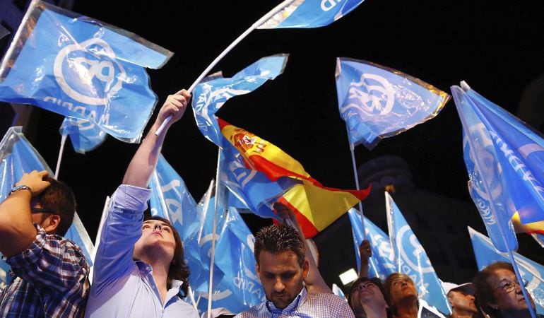 Simpatizantes del Partido Popular, junto a la sede del partido en la madrileña calle Génova.