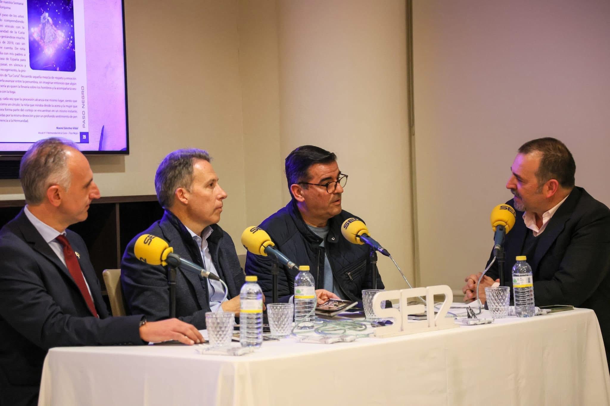 Paco Ibáñez, presidente del Paso Encarnado junto al alcalde, Fulgencio Gil, Ángel LaTorre, presidente del Paso Morado y Miguel Meroño