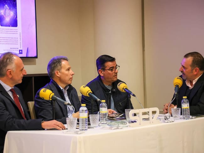 Paco Ibáñez, presidente del Paso Encarnado junto al alcalde, Fulgencio Gil, Ángel LaTorre, presidente del Paso Morado y Miguel Meroño