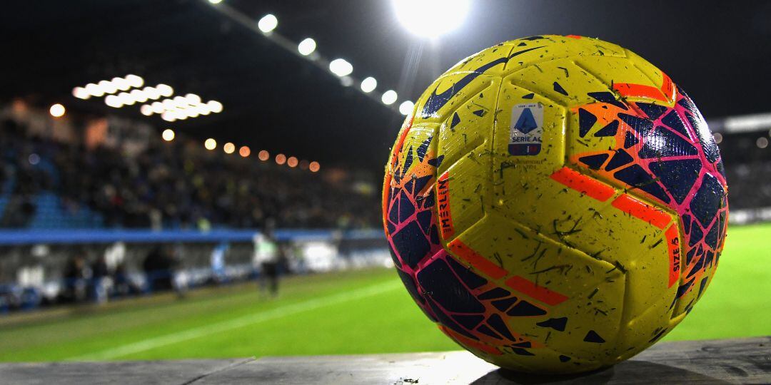 El balón oficial de la Serie A, durante un partido de la presente temporada