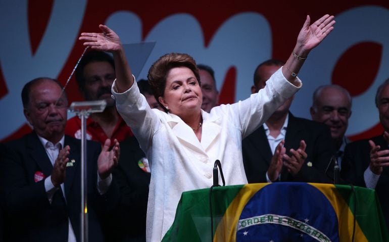 La presidenta de Brasil se dirige a los militantes de su partido tras ganar a Aecio Neves