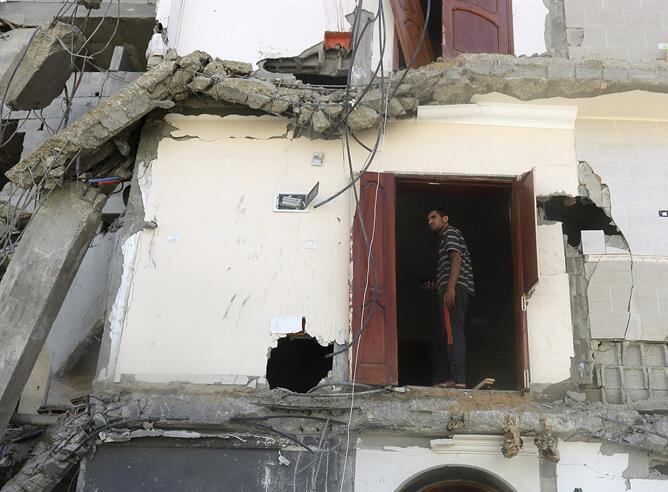 Un miembro de la familia Abu Lealla inspecciona los destrozos registrados en su casa tras un bombardeo israelí registrado en el norte de la ciudad de Gaza