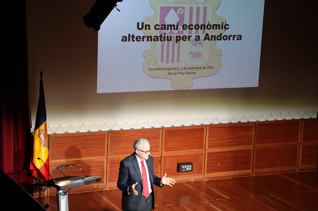 Miquel Puig durant la conferència sobre l&#039;acord d&#039;associació organitzada per Concòrdia a Escaldes ahir.