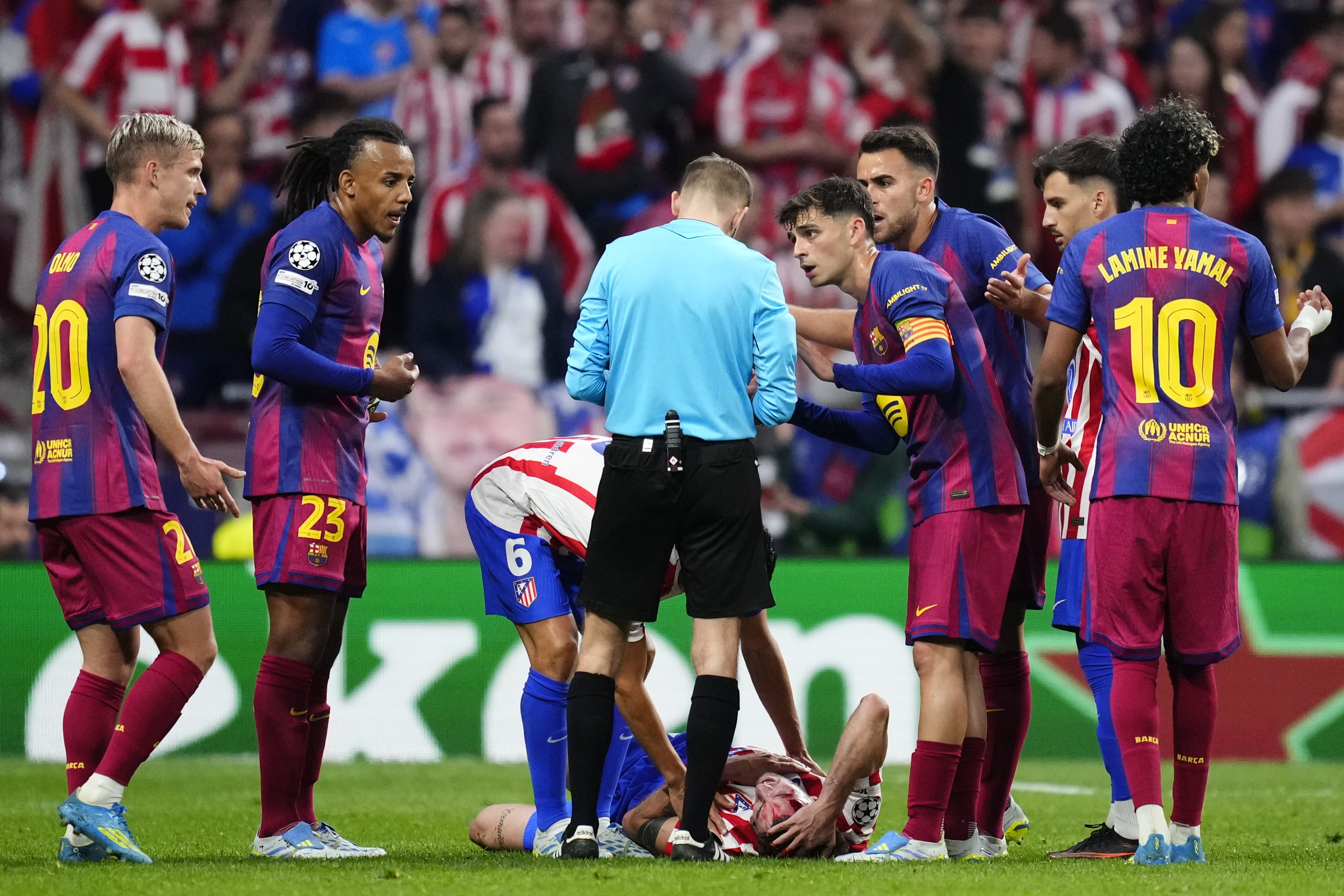 Jugadors del Barça demanen explicacions a l'àrbitre de la tornada de quarts de final de la Lliga de Campions jugada contra l'Atlético de Madrid