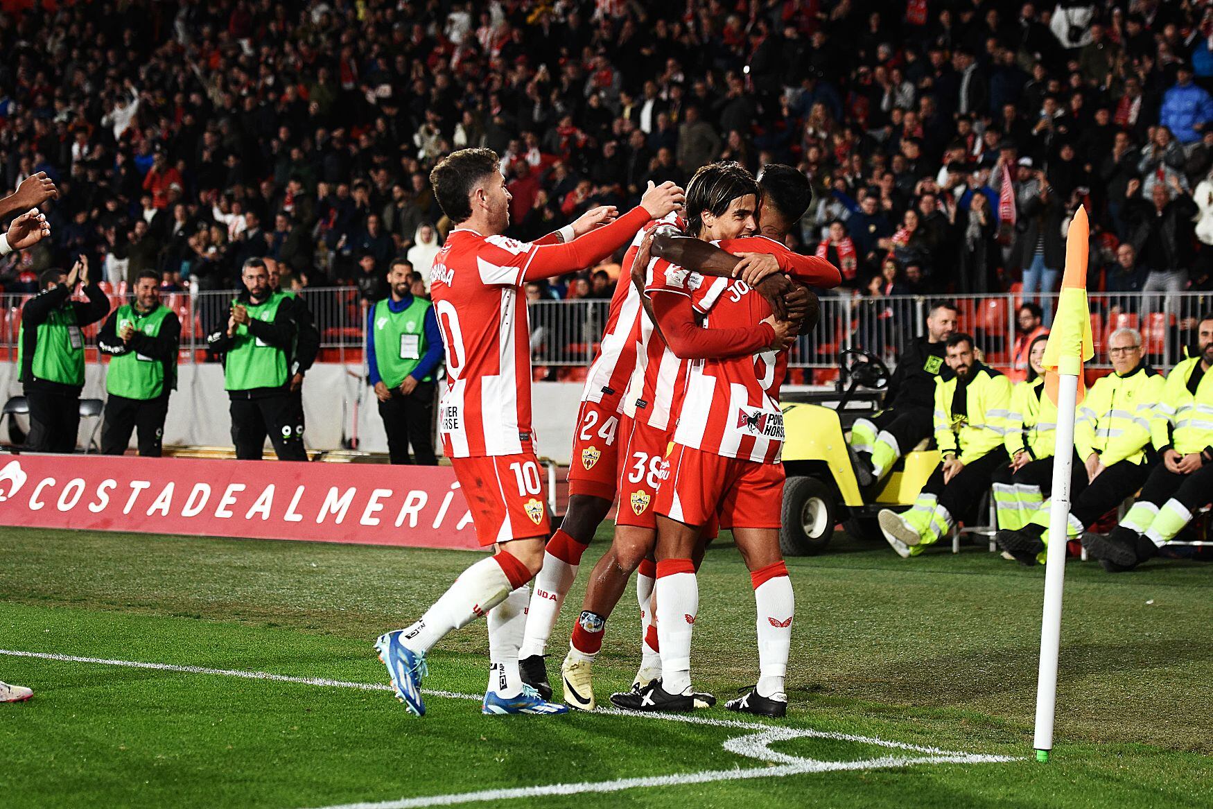 El Almería necesita quitarse la losa de tantos meses sin poder ganar un partido de Liga.